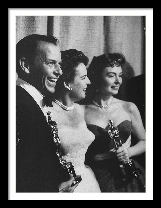 frank-sinatra-donna-reed-r-holding-oscars-framed-print